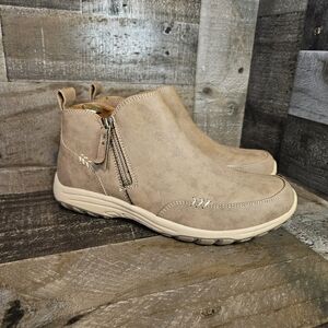 Skechers Women's Size 8.5 Vegan Reggae Fest 2.0 Zip On By Ankle Boots  Taupe